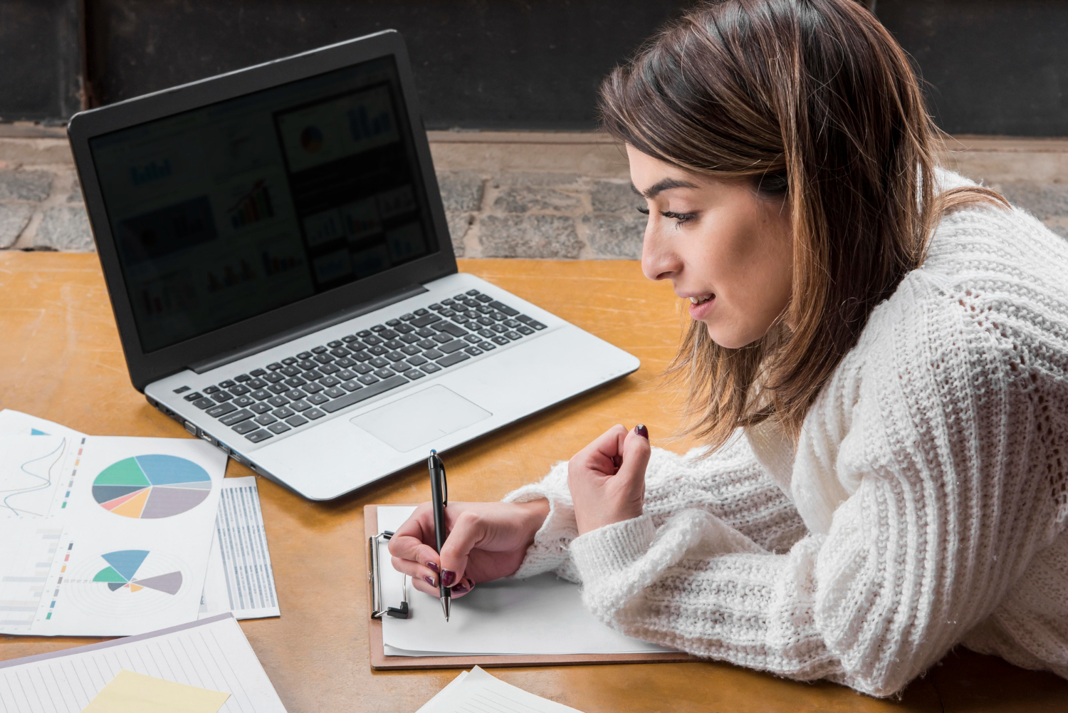 Bloggers Growing to 100K Monthly Views Using AI Writing Tools